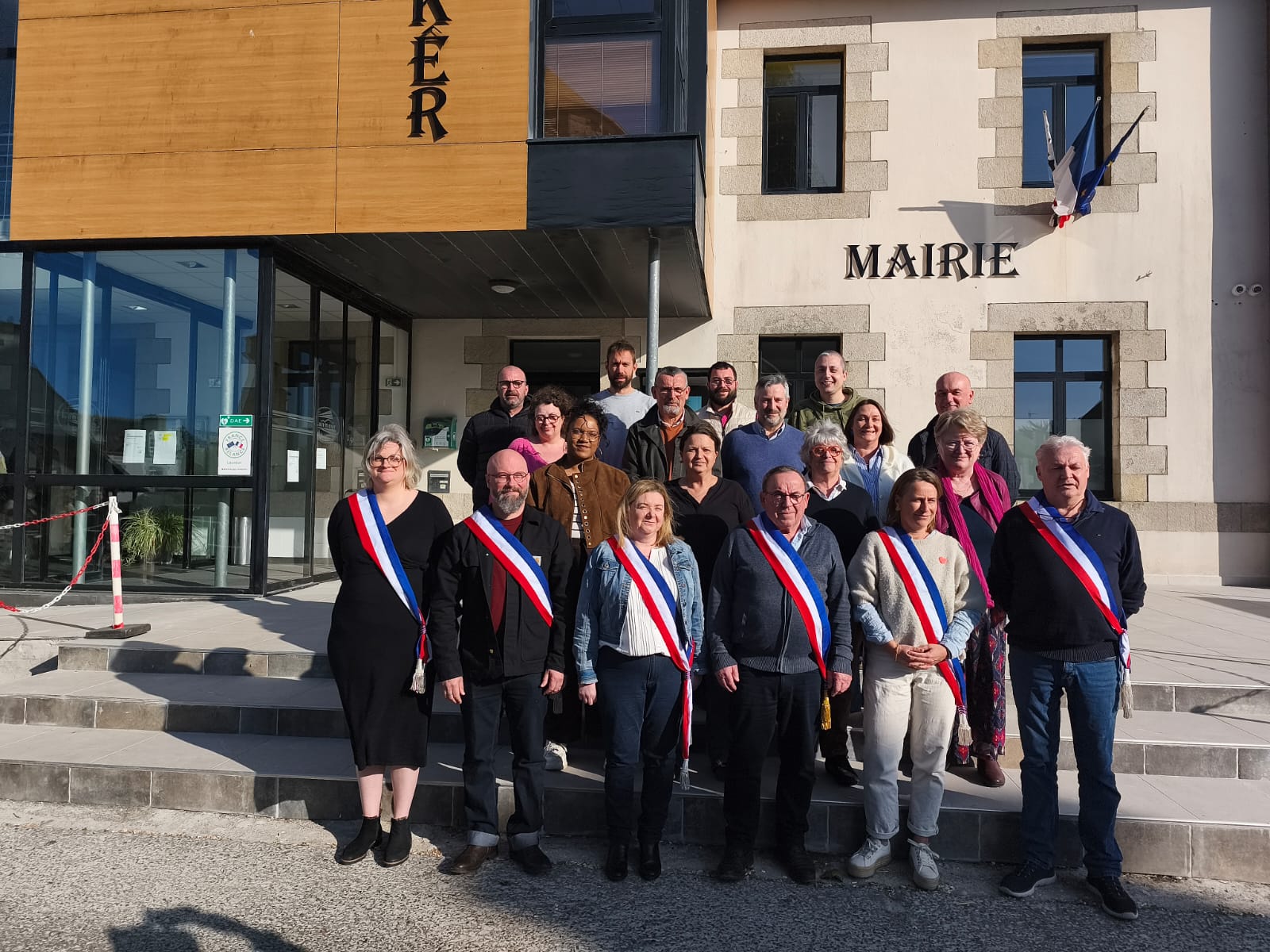 Le conseil municipal de Lanmeur réuni pour la photo de groupe (mandature 2026)